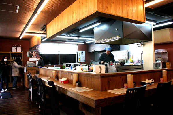 焼き鳥「三度目の正直」店内カウンター